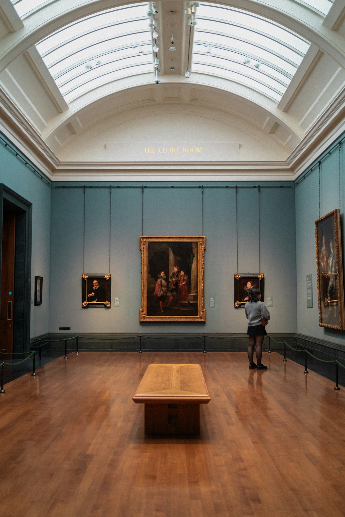 Museumzaal met schilderijen