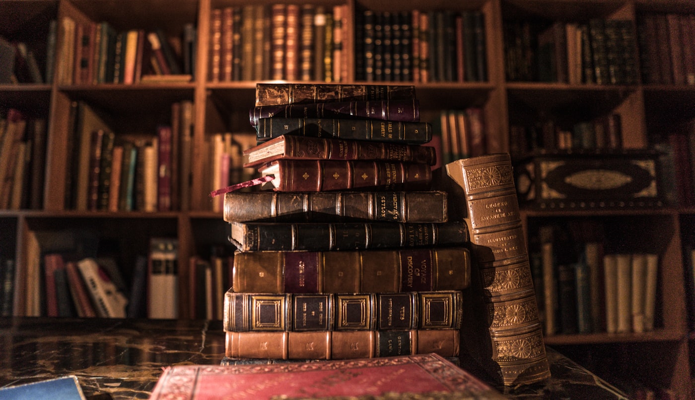 Boeken in een klassieke bibliotheek